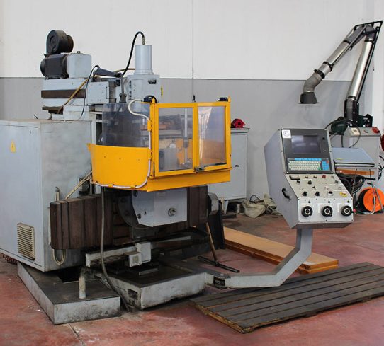 Haas 1000 vertical machining center for precision mechanical work